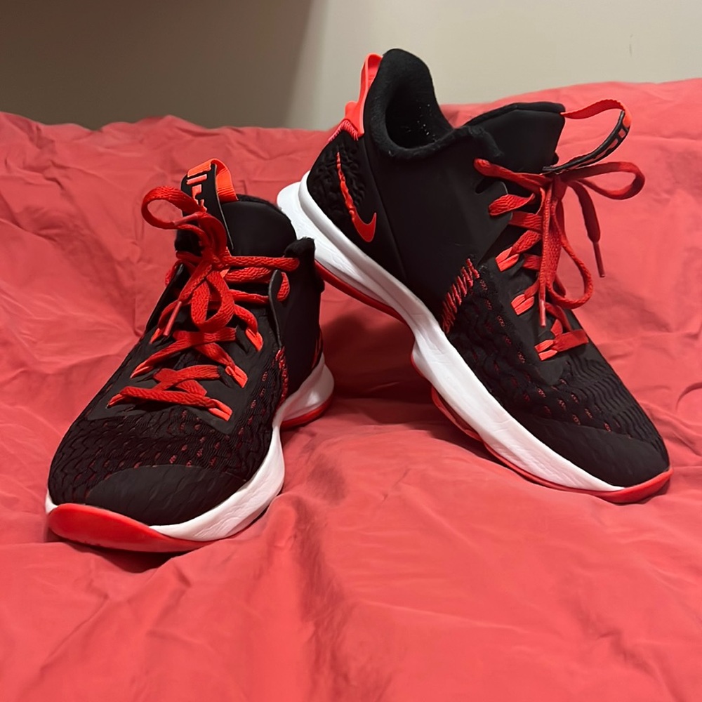Nike Boy’s Lebron Witness 5 Basketball Shoes Size 7Y